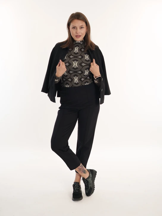 CATNOIR & WONDERS – elegancki czarny strój z graficznym wzorem i sportowym