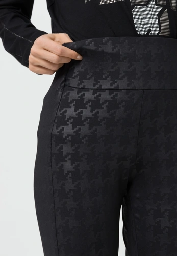 Spodnie TUZZI czarne z nadrukowanym wzorem BLACK&WH (2)