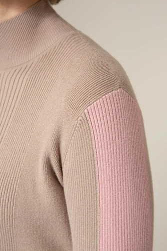 CATNOIR damski sweter w kolorze ciemno-beżowym z różowymi paskami na rękawach (4)