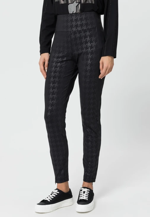 Spodnie TUZZI czarne z nadrukowanym wzorem BLACK&WH