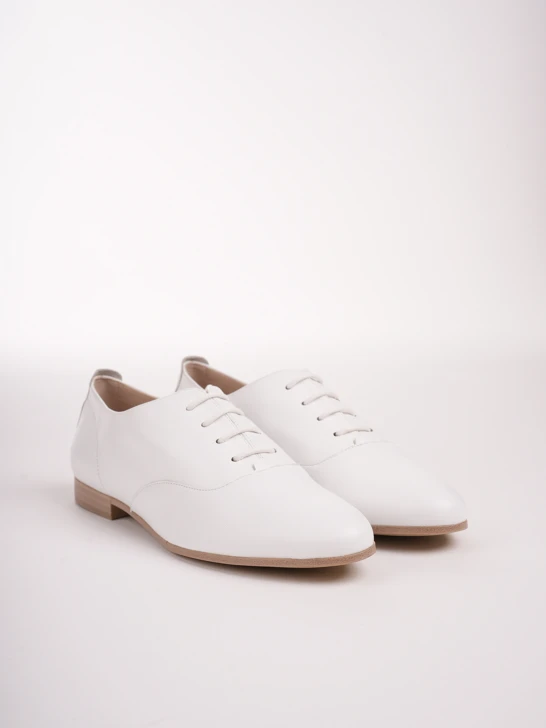 Białe loafersy damskie CAPRICE