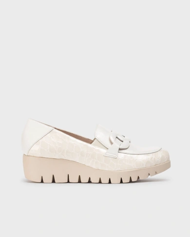 Damskie loafersy WONDERS BRISA beżowe lakierowane (1)